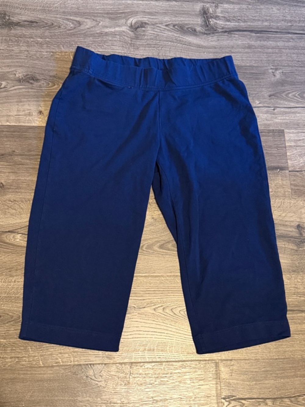 Women’s Navy Blue Pull-On Capri Pants